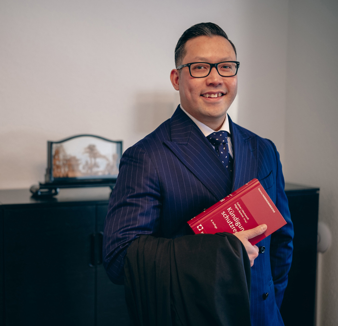 Kanzlei-Hoang-Rechtsanwalt-Hoang-Robe Lehrbuch